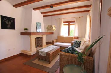 Salón de la vivienda con chimenea
