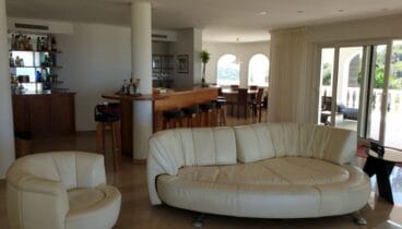 Salón de la vivienda con sofás de piel