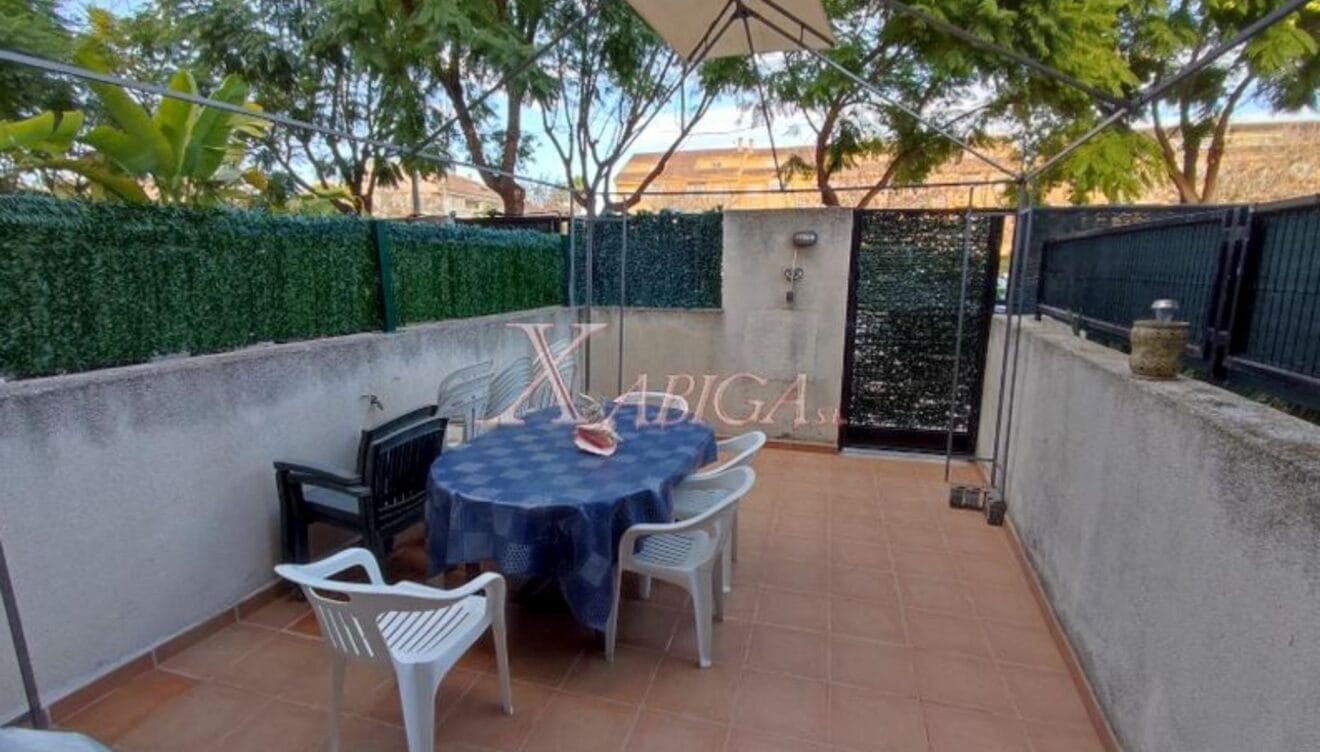 Terraza de la planta baja con comedor exterior del adosado en Jávea