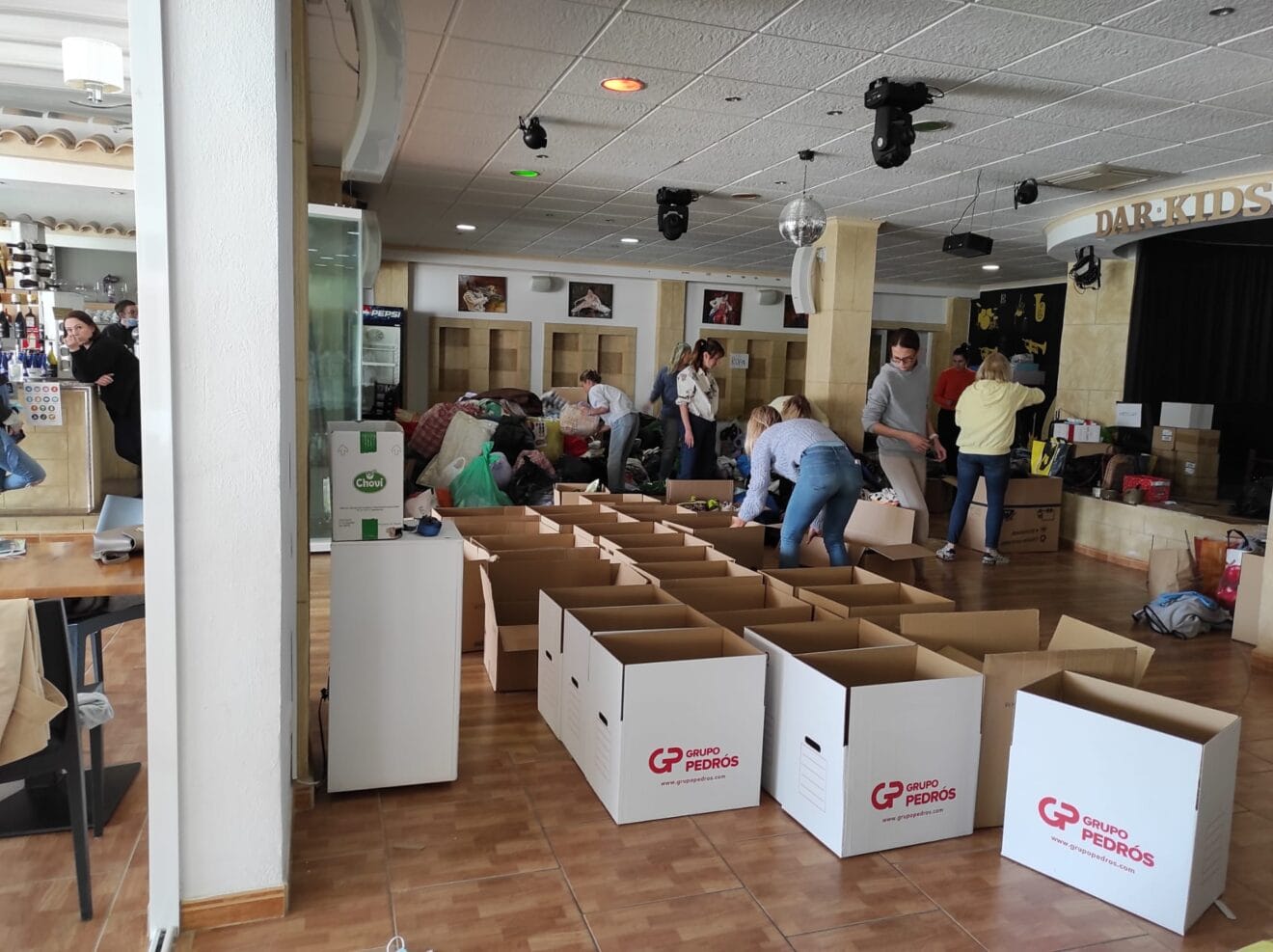 Voluntarios organizando las aportaciones solidarias de los vecinos de Xàbia