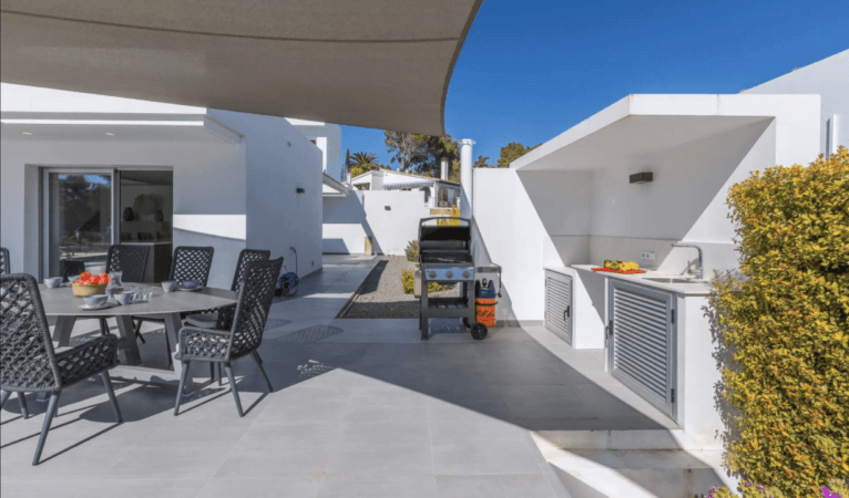 Zona de barbacoa y comedor exterior