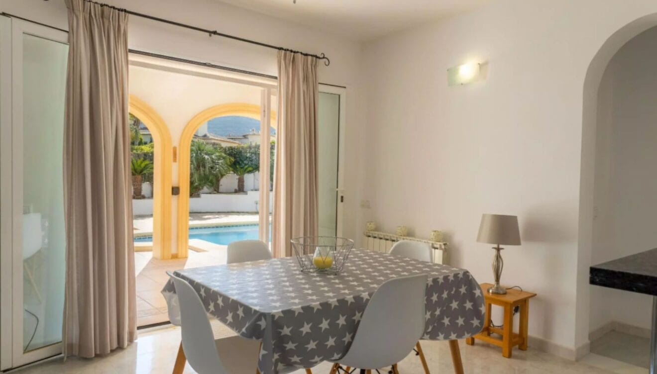 Zona de comedor con salida a la terraza