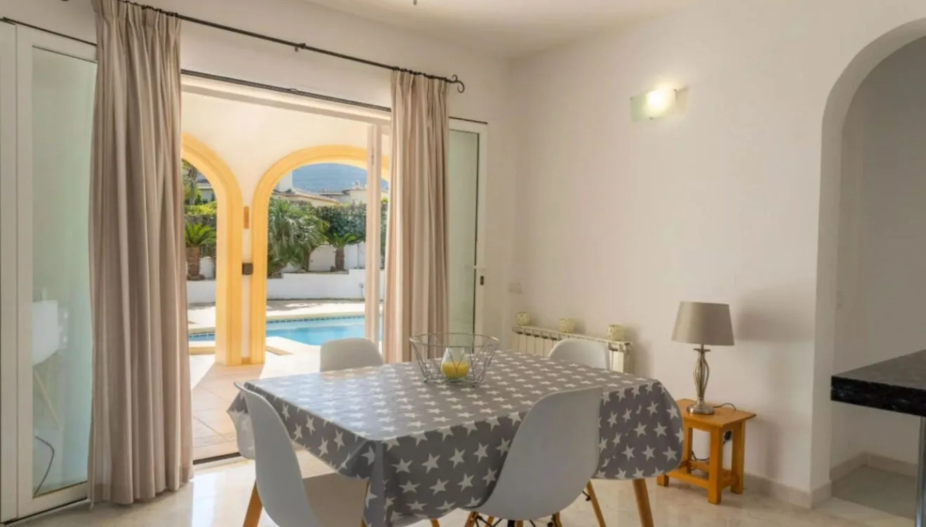 Zona de comedor con salida a la terraza