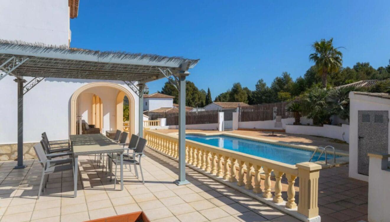 Zona de comedor exterior en la terraza de la vivienda