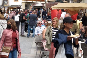 Afluencia de visitantes en los puestos de la Placeta del Convent