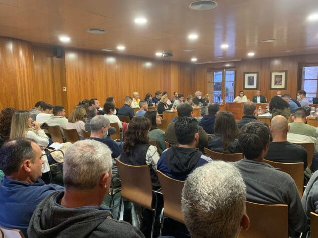 Imagen: Agentes de la Policía Local de Xàbia en el pleno ordinario
