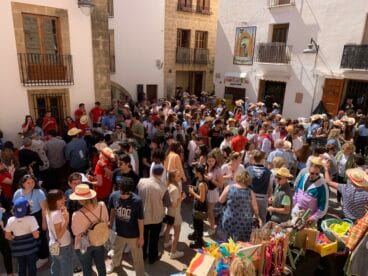 Ambiente en la Feria de Asociaciones el Domingo de Pascua