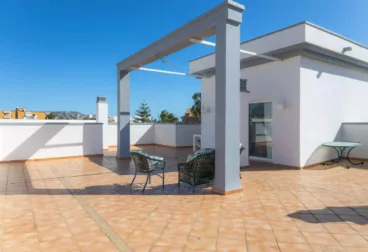 Amplia terraza con conjunto de muebles exterior