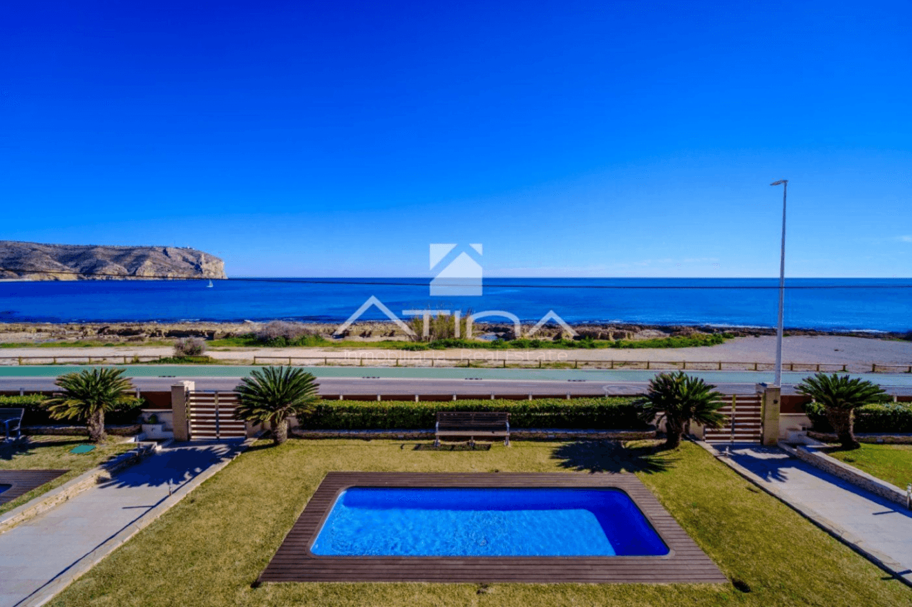 Apartamento con piscina comunitaria frente al mar en Jávea