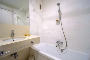 Baño con bañera y lavabo suspendido