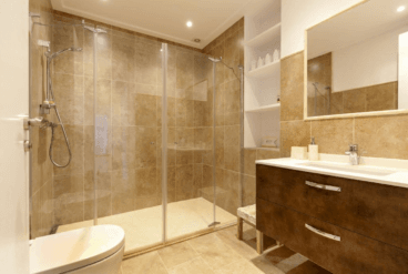 Baño con plato de ducha de la villa