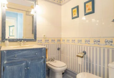 Baño de la vivienda estilo marinero