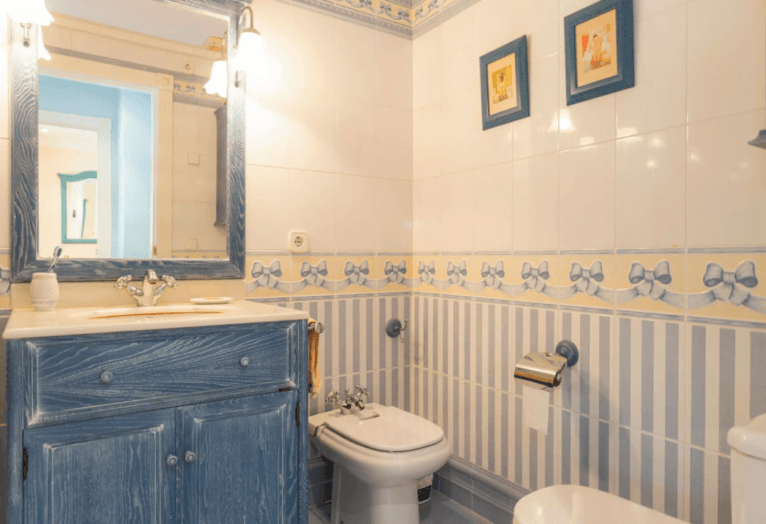 Baño de la vivienda estilo marinero