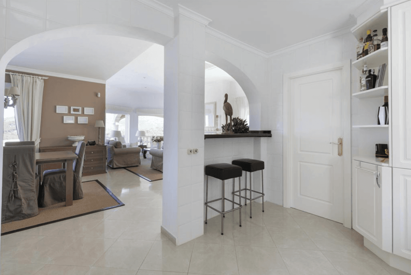 Barra americana de la cocina abierta al salón-comedor