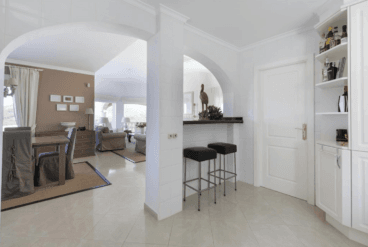 Barra americana de la cocina abierta al salón-comedor