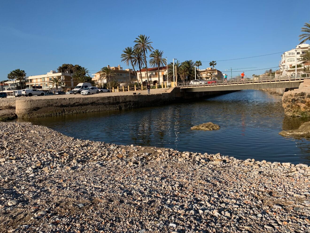 Barrera de grava en la desembocadura del río Gorgos