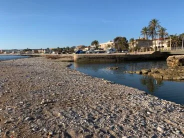 Barrera de grava en la desembocadura del río Gorgos
