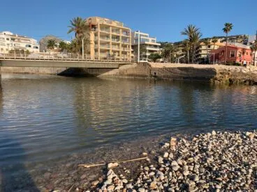 Barrera de grava en la desembocadura del río Gorgos
