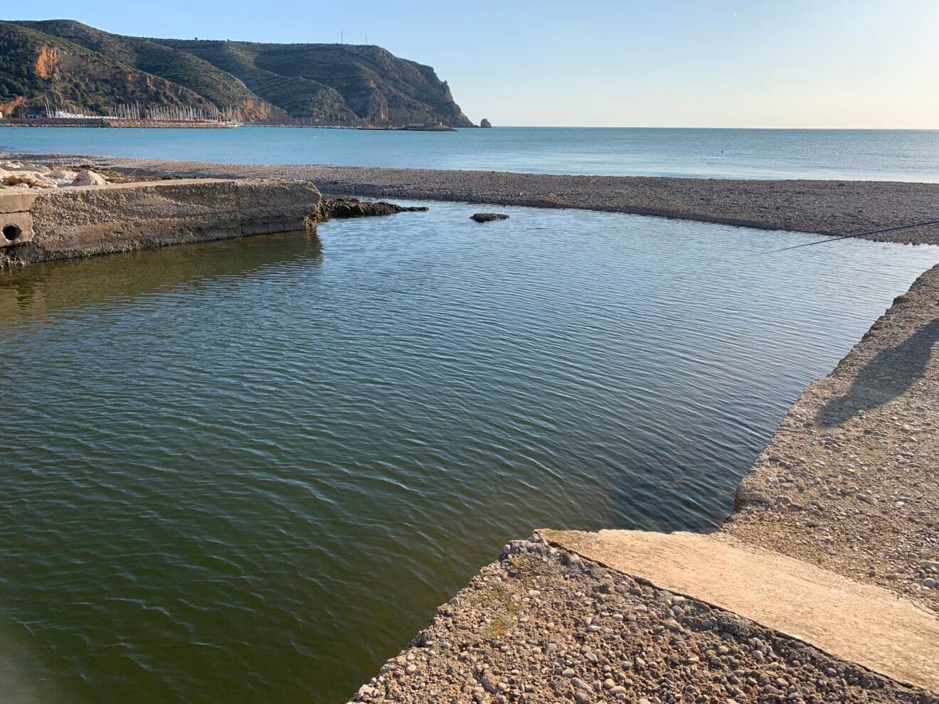Barrera de grava en la desembocadura del río Gorgos