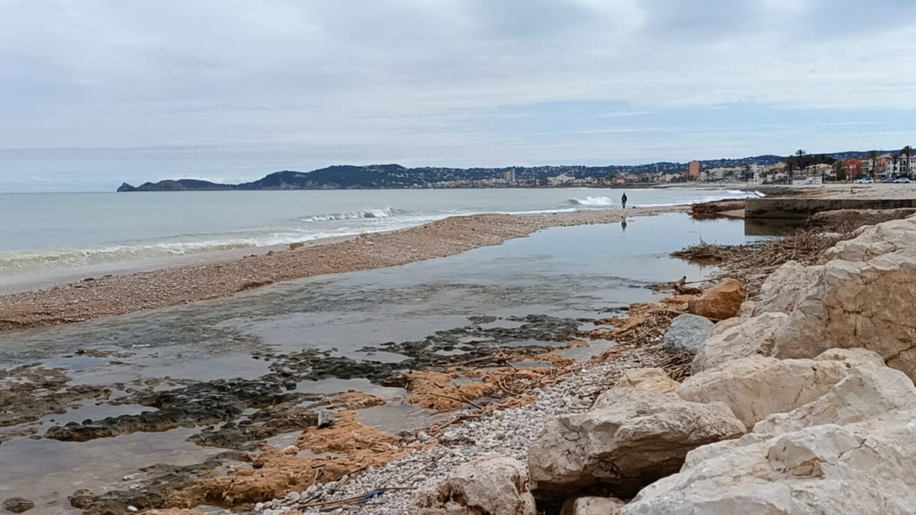 Barrera de grava en la desembocadura del río Gorgos