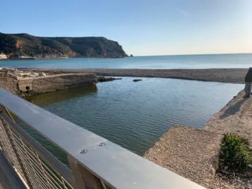Barrera de grava en la desembocadura del río Gorgos