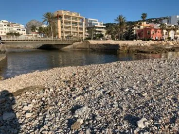 Barrera de grava en la desembocadura del río Gorgos