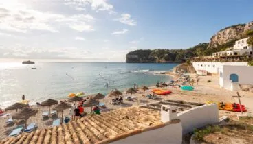 Cala de la Barraca con los acantilados del Cabo de la Nao al fondo