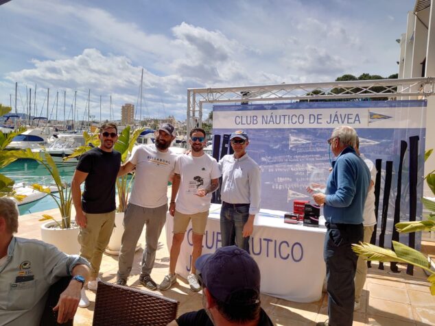 Imagen: Juan Espinosa recoge el premio del Concurso de Pesca Xamber