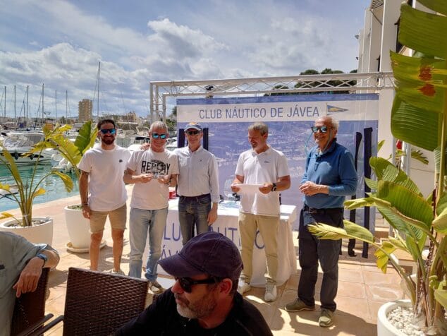 Imagen: Concurso de Pesca Xamber. Recoge el premio el 3º clasificado