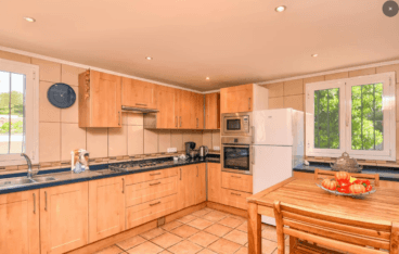 Cocina de madera totalmente equipada