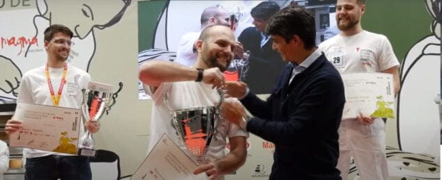Imagen: Damiano recoge el premio a la mejor pizza clásica