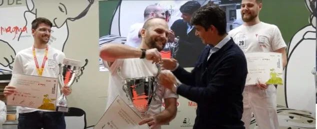 Imagen: Damiano recoge el premio a la mejor pizza clásica