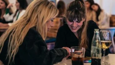 Disfruta con tus amigos mientras tomas algo enJávea
