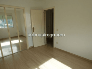 Dormitorio con armario empotrado y puertas con espejos