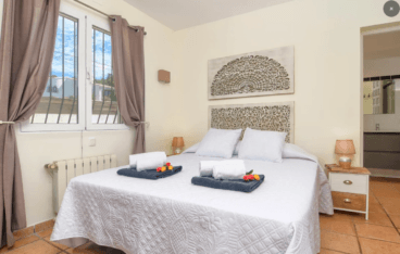 Dormitorio con cama de matrimonio