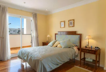 Dormitorio con cama de matrimonio muy luminoso