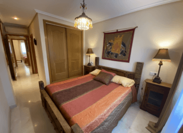 Dormitorio con cama de matrimonio y armario empotrado