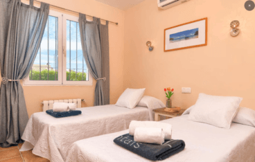 Dormitorio con dos camas individuales