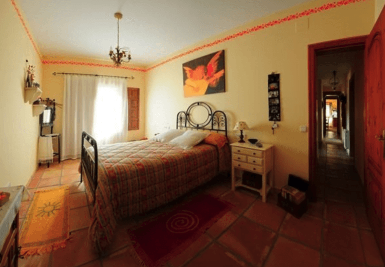 Dormitorio de la finca con cama de matrimonio