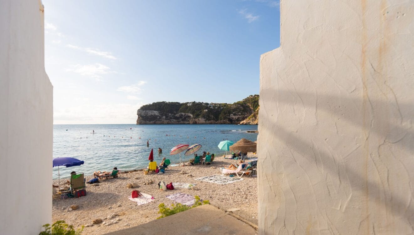 El Cap Negre al fons, des de la riba de la Cala de la Barraca
