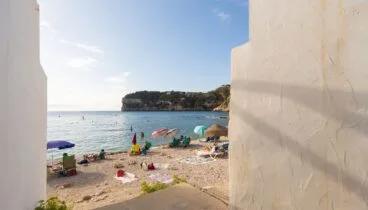 El Cap Negre al fondo, desde la orilla de la Cala de la Barraca