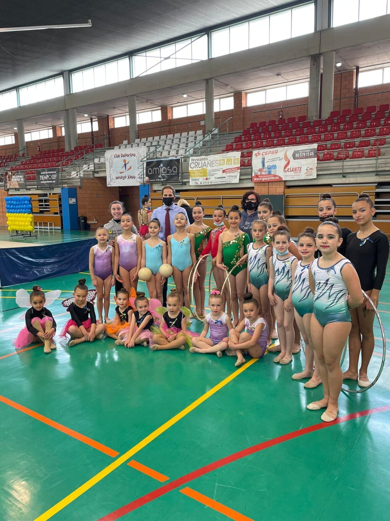 El concejal de deportes con el grupo de gimnastas