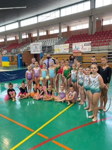 El concejal de deportes con el grupo de gimnastas