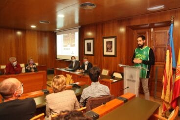 El jugador de baloncesto, Romà Bas en el acto de homenaje