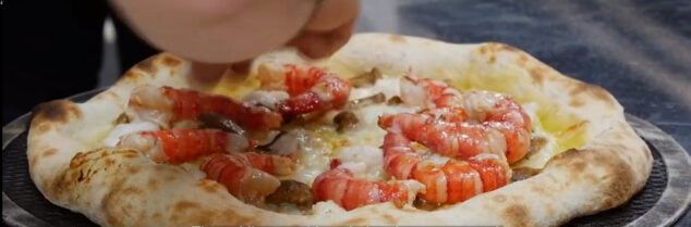 Imagen: Elaboración de una pizza en el campeonato de pizza gourmet
