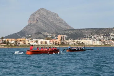 Embarcaciones durante la regata de rem de la Dona