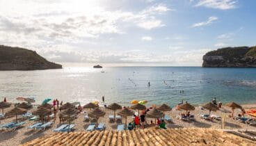Enclave de Cala de la Barraca con la isla del Portitxol a su izquierda y el Cap Negre a la derecha