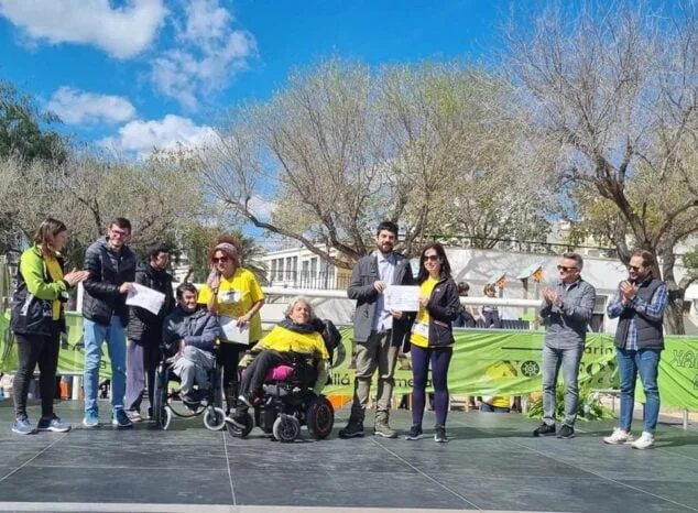 Imagen: Entrega del cheque a la asociación Condenados al Bordillo
