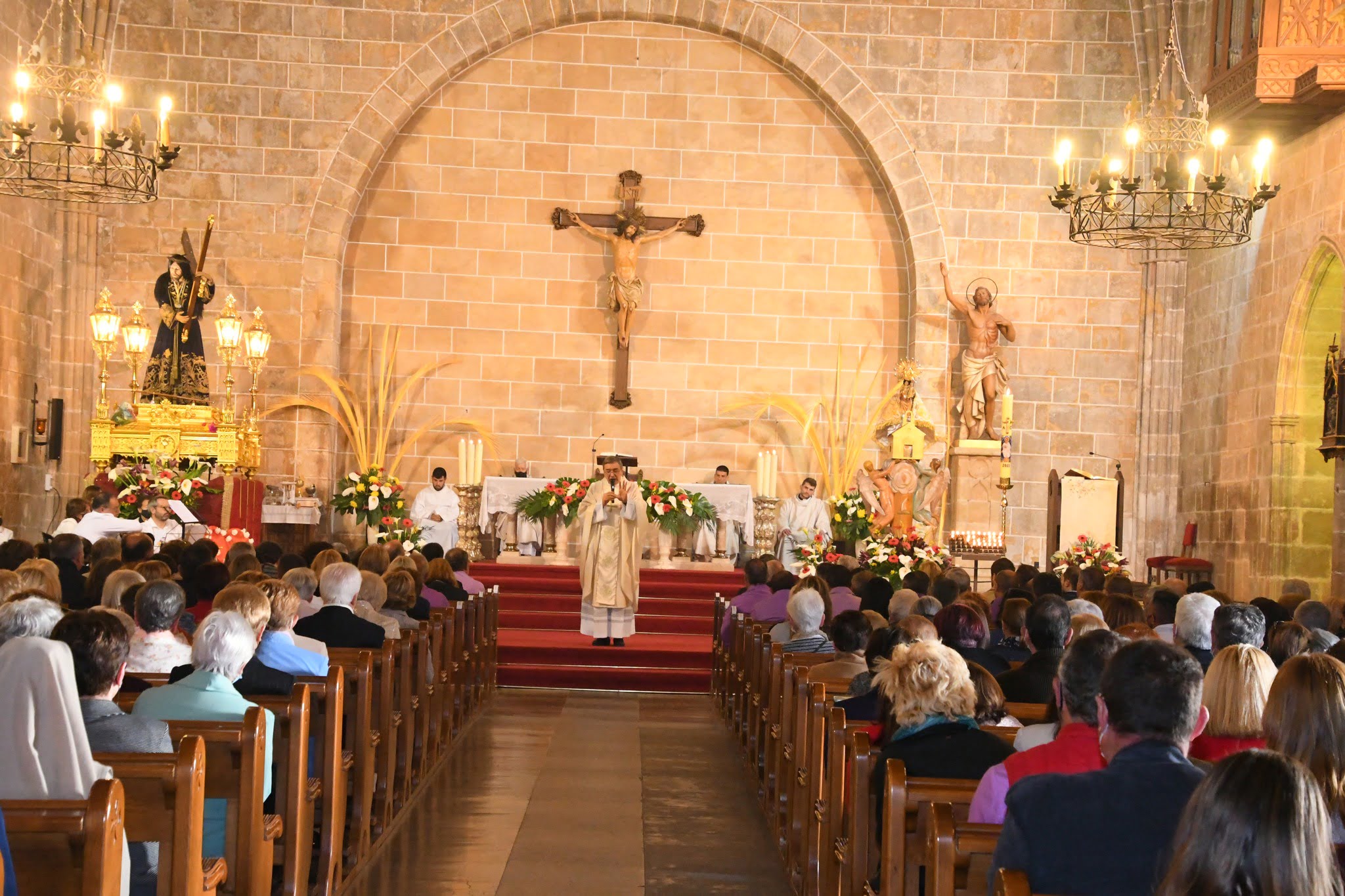 Eucaristía con la imagen de Jesús Nazareno y la Virgen de Loreto en el altar