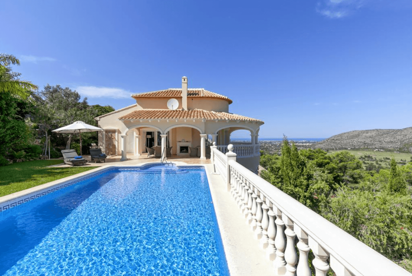 Fachada de la villa con piscina